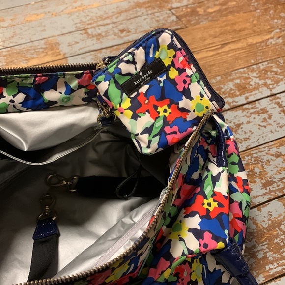 Lined Kate Spade Bag with 2 exterior pockets. - Picture 5 of 6